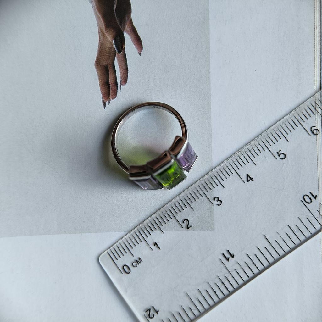 Stříbrný prsten s přírodním ametystem, chryzolitem, hmotnost výrobku 5,13 g (2183211)