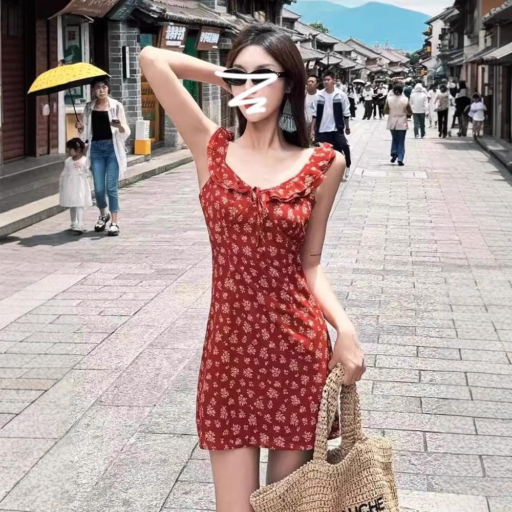 Women's French Retro Red Floral Spaghetti Strap Dress - Early Spring 2025 Edition, Petite Waist-Slimming Design.