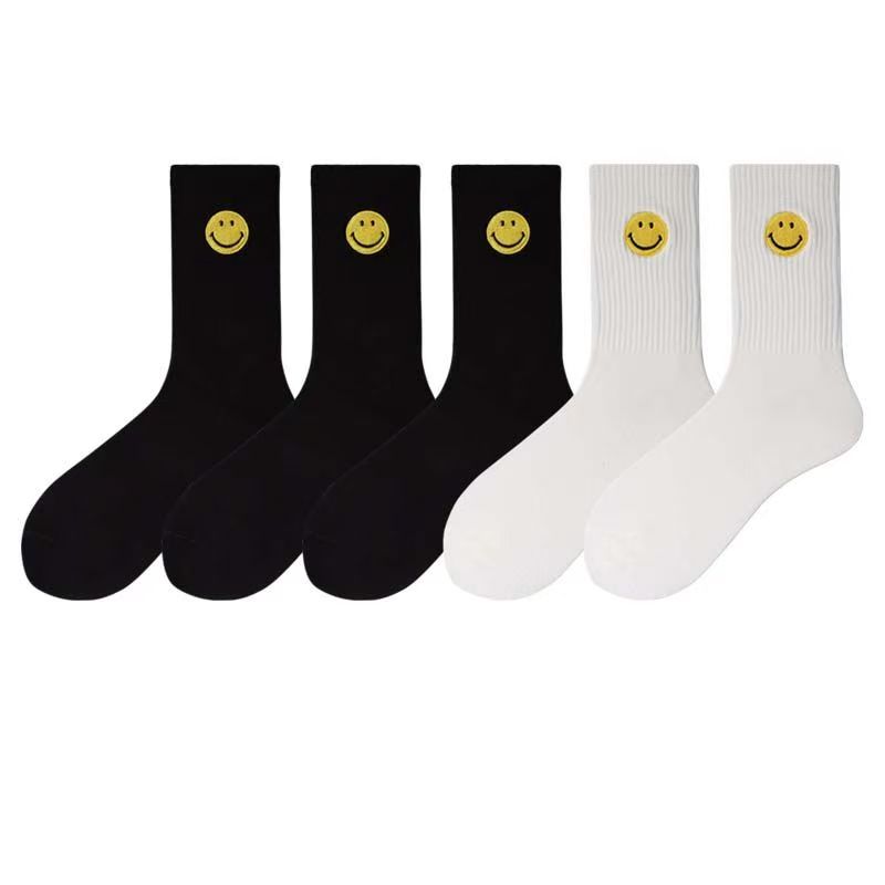 Einfarbige, mittellange Socken mit frischem, lächelndem Gesichtsmuster, schlichtem Design, bequem und atmungsaktiv.