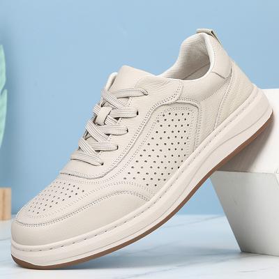 Die erste Schicht Rindsleder kleine weiße Schuhe Herren Sommer hohle atmungsaktive Lochschuhe weiße Freizeitschuhe weiche Sohle weiche Oberfläche Board-Schuhe