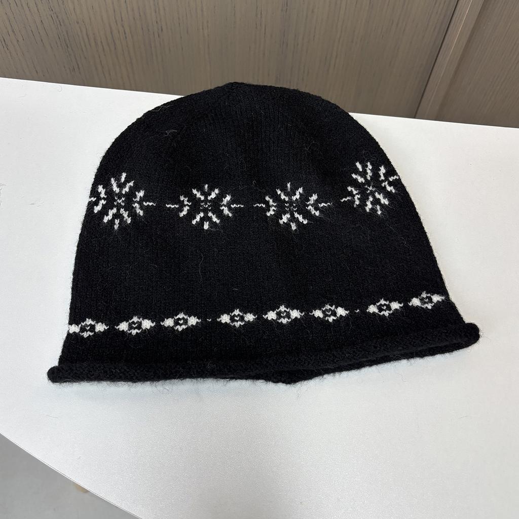 Fair Island jacquard crimped knitted hat women's autumn and winter stacking hat versatile face small cold hat loose wool hat