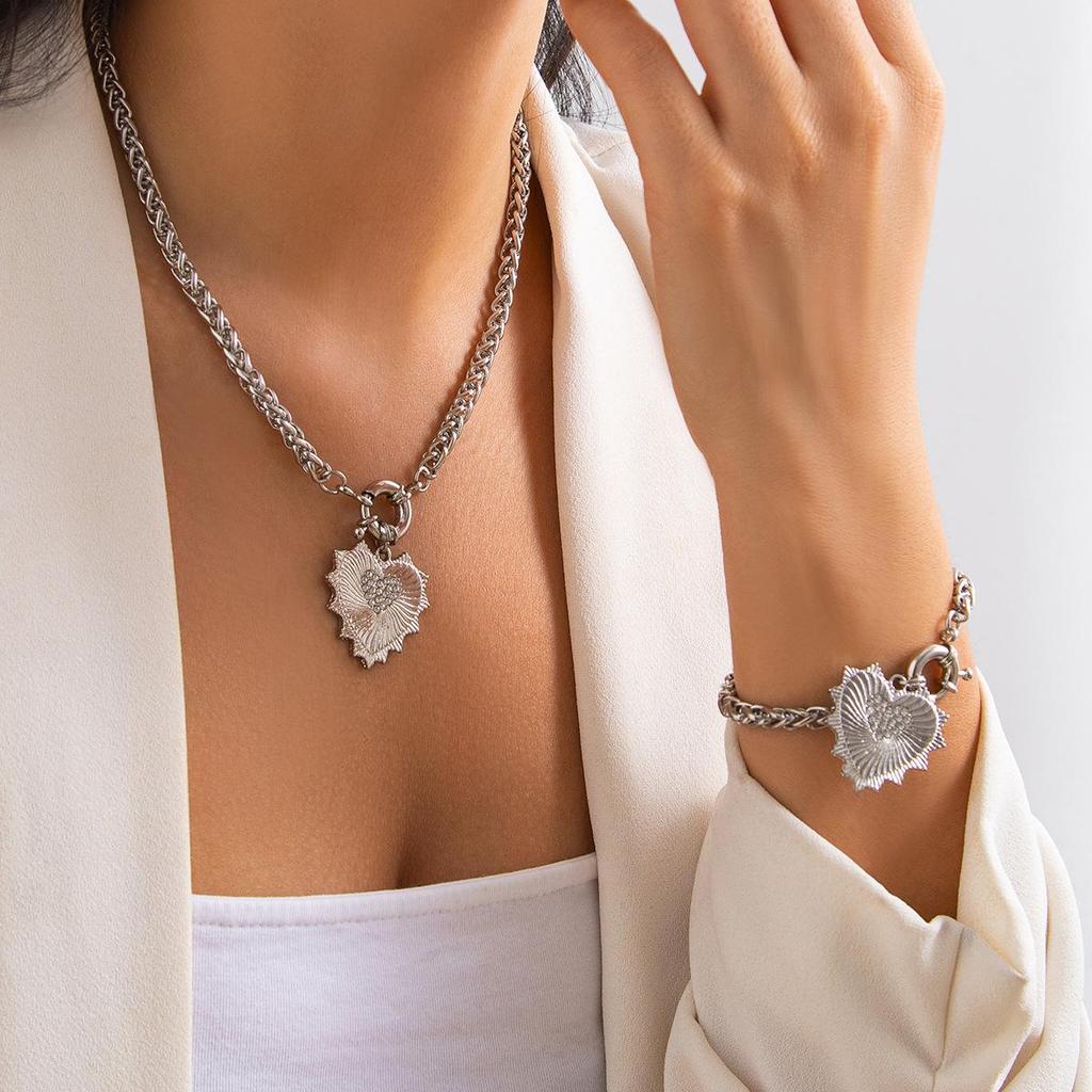 Heart Diamond Metal Pendant Necklace with Spring Clasp and Clavicle Chain - European & American Light Luxury Style
