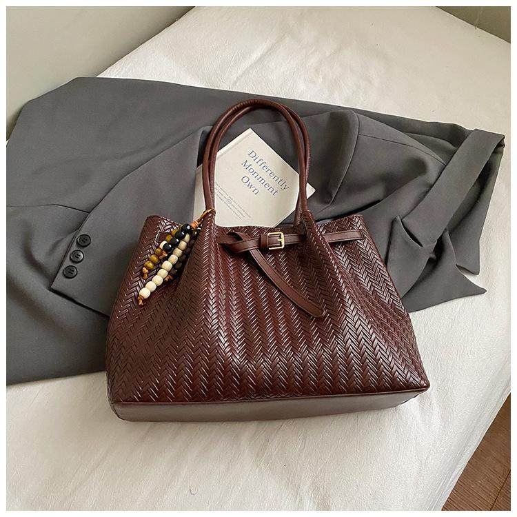 

Korean version of niche portable woven bag women s 2025 new trendy fashion high value simple vegetable basket messenger bag