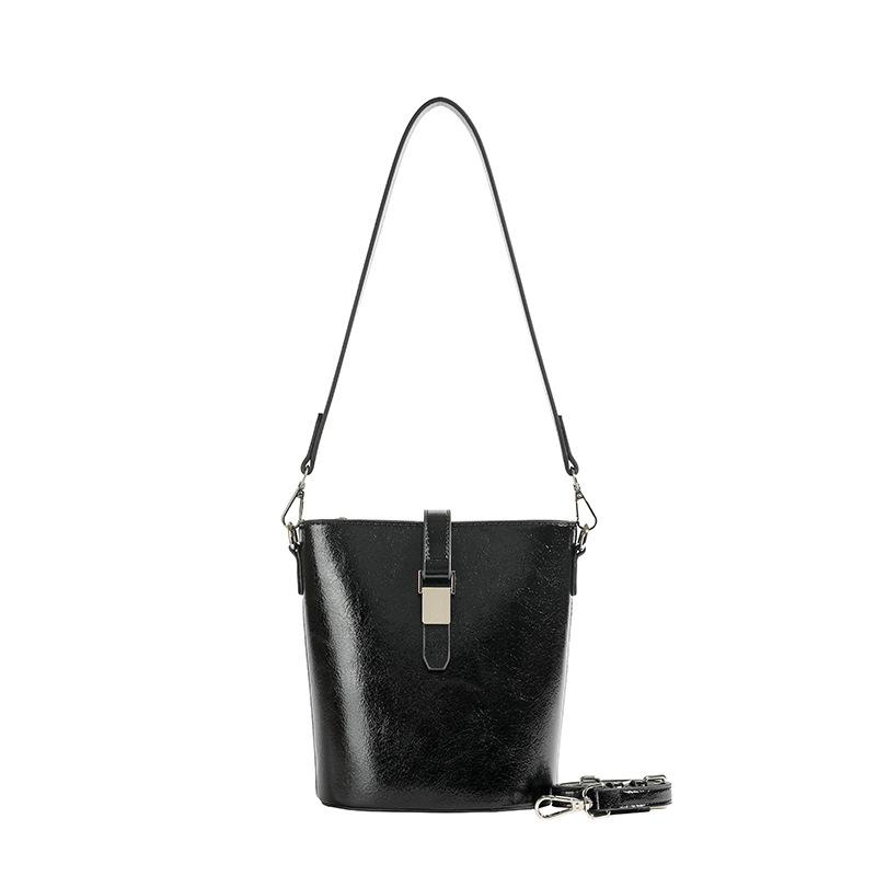 Temperament retro autumn and winter fashion portable bucket bag high sense PU solid color commuting versatile Maillard messenger women's bag