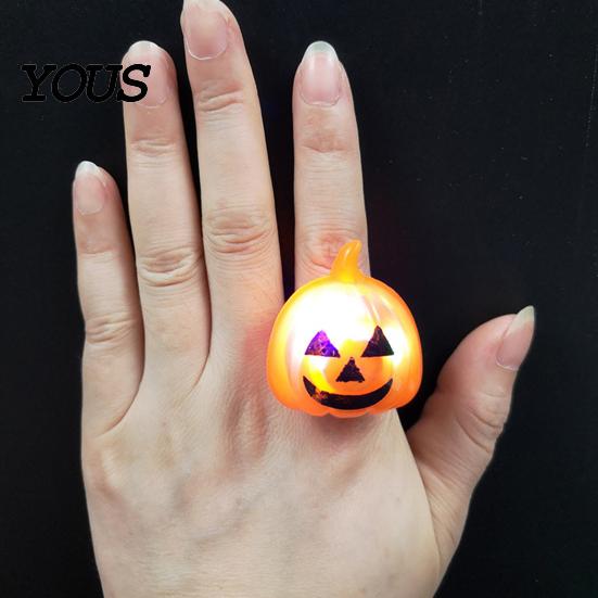Bague sur le thème d'Halloween Anneaux LED, Anneaux de Doigt Lumineux Jouet pour Enfants Adultes, Décoration de Fête Effrayante Citrouille Fantôme Globule Oculaire Cadeaux Lumineux Friandises