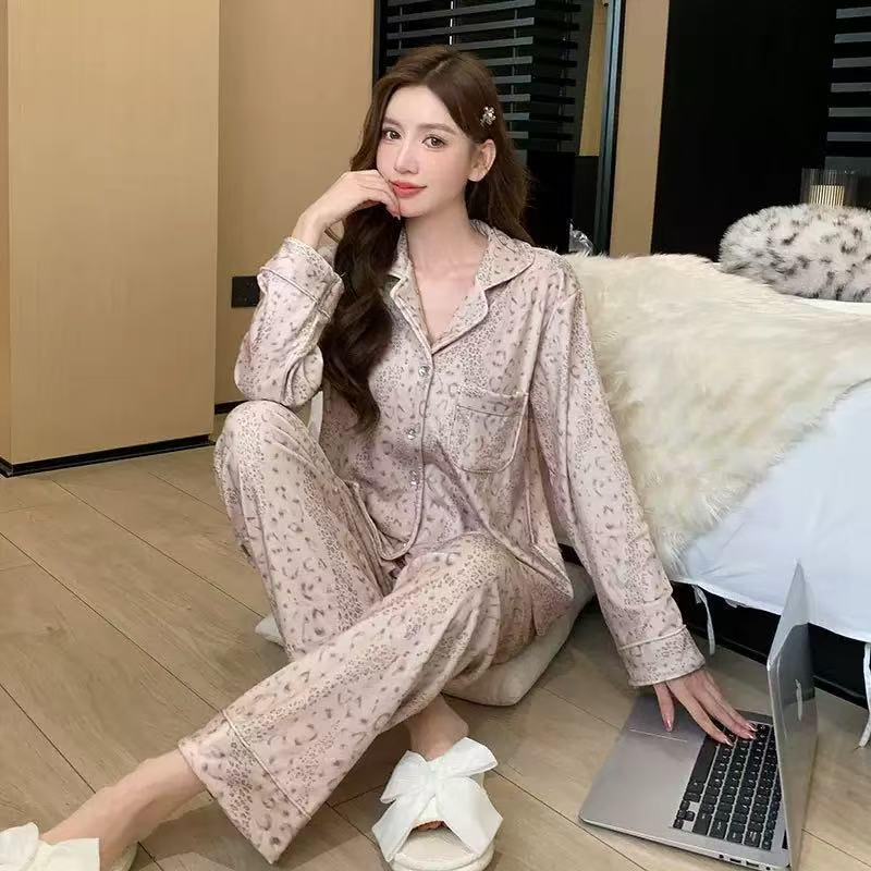 

Женская флисовая пижама с леопардовым принтом 2025: Мягкий, Пушистый, Двухпредметный комплект из плюшевого вельвета для осени/зимы Medium леопардовый/жёлтый