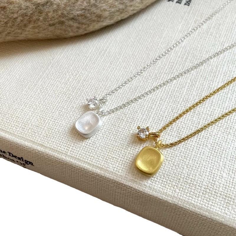 French brushed small sugar cube necklace women's light luxury niche design high-end retro rich gold brick pendant jewelry