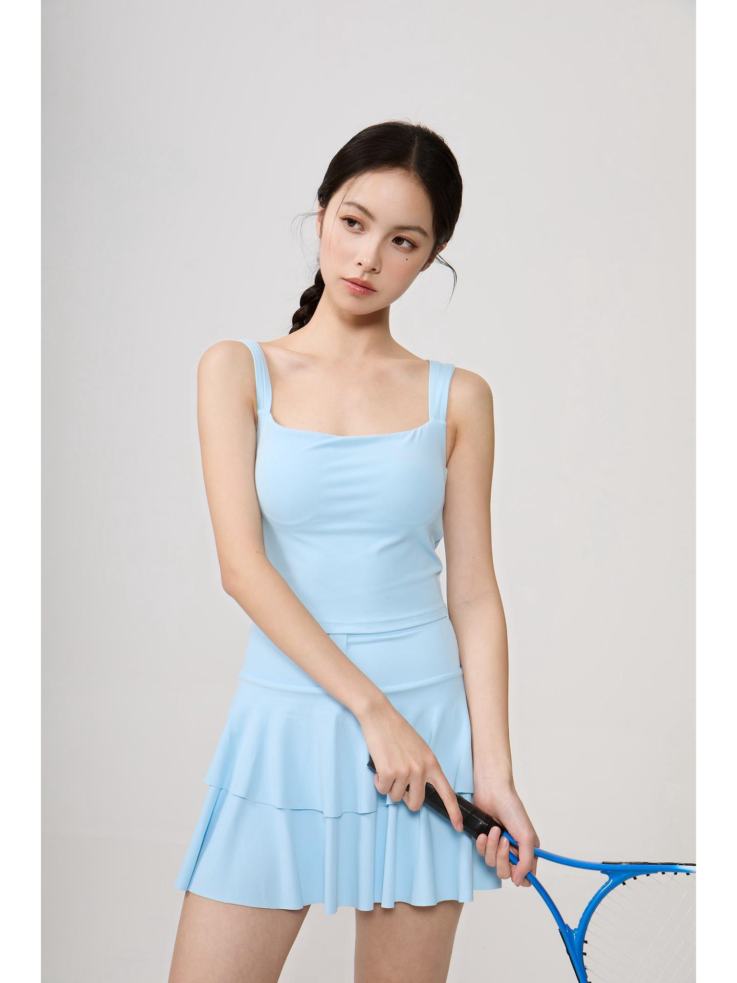 

Asymmetrical Stretch Sports Tank with Chest Pads - Square Neck, Waist-cinching, and Back-revealing Design Medium