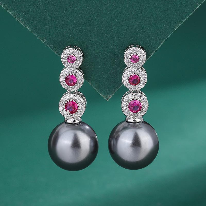 

2024 новые серьги с имитацией натурального жемчуга, серьги с микроинкрустацией из цветного циркония, белые серьги с ракушками, серьги с красным корундом и жемчугом рябчик