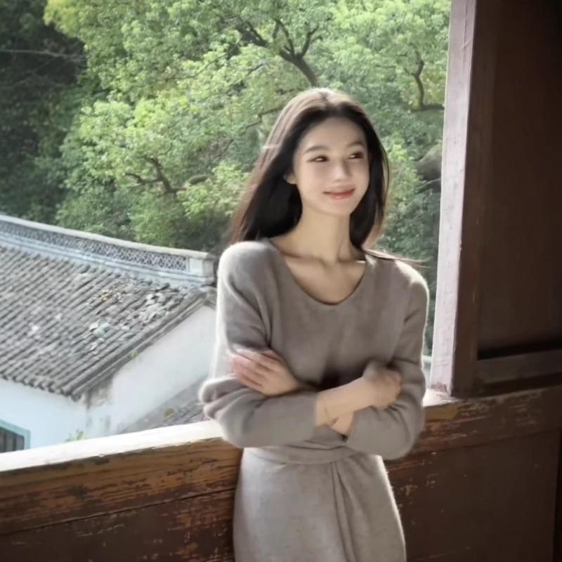 Design sweater dress women's autumn and winter new waist and thin temperament gray knitted long skirt