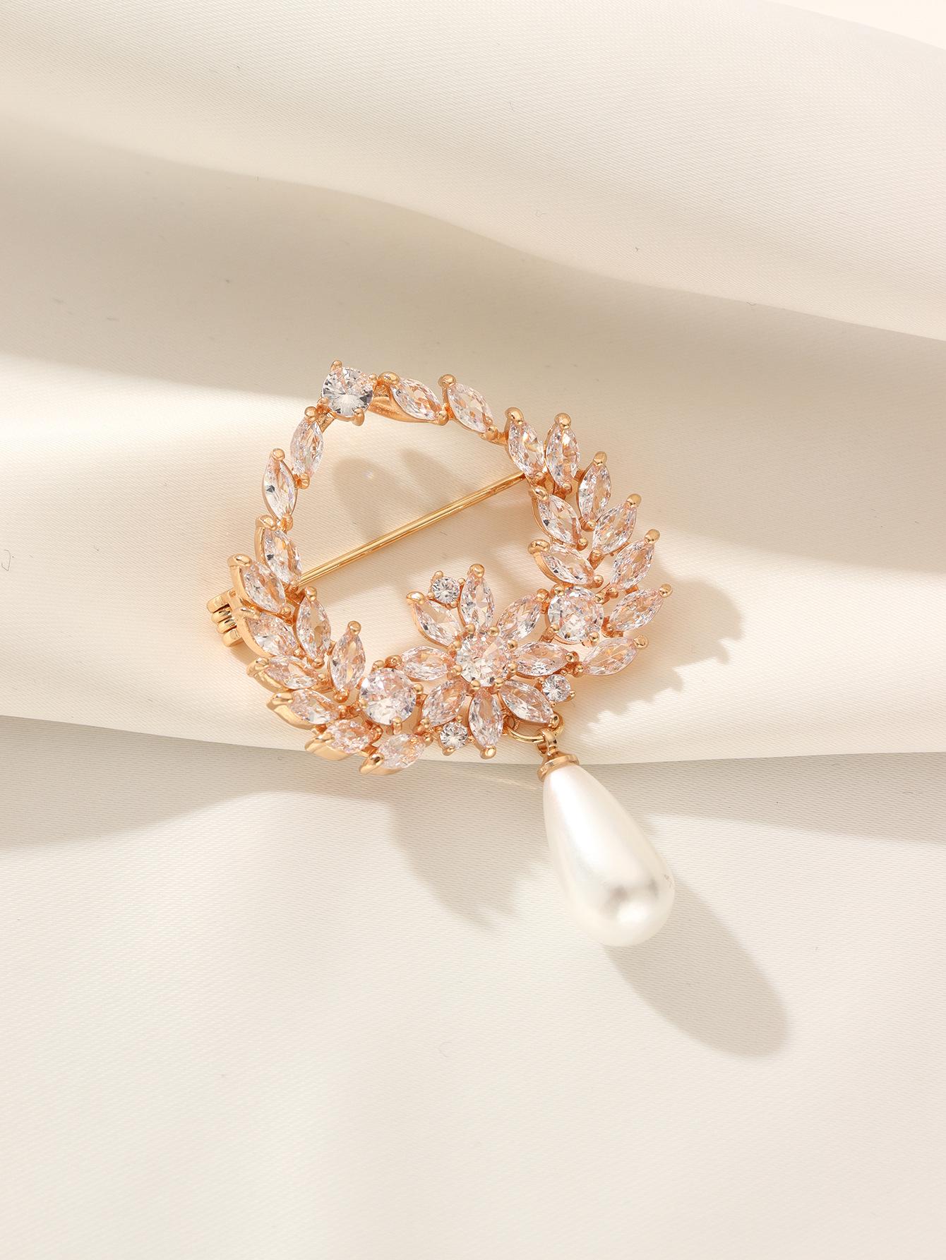 Elegant Court Style Pearl Brooch with Precision Micro-inlays золотой