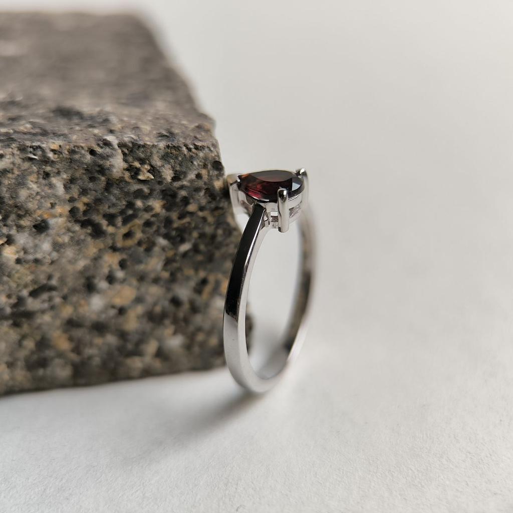 Серебряное кольцо с натуральным гранатом, вес изделия 2,17 гр (2194613)