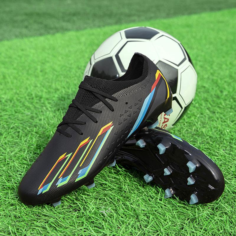 Seamless football shoes men's shoes flying knitting outdoor sports artificial grass training football shoes new futsal