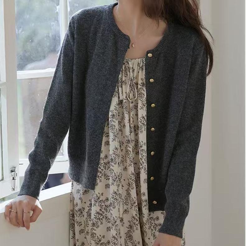 

Autumn and winter new round neck fresh niche small gold buckle knitted cardigan women s simple casual basic solid color sweater average size 46-262-2 темно-сірий