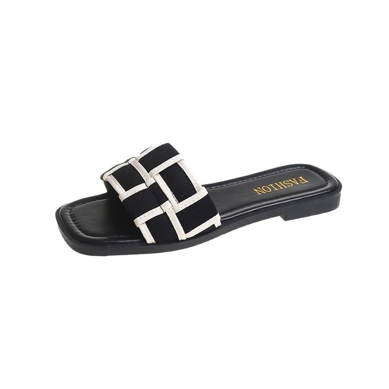 Super fire French flat bottom sandals women's summer wear fashion 2025 new niche high-end feeling going out beach slippers
