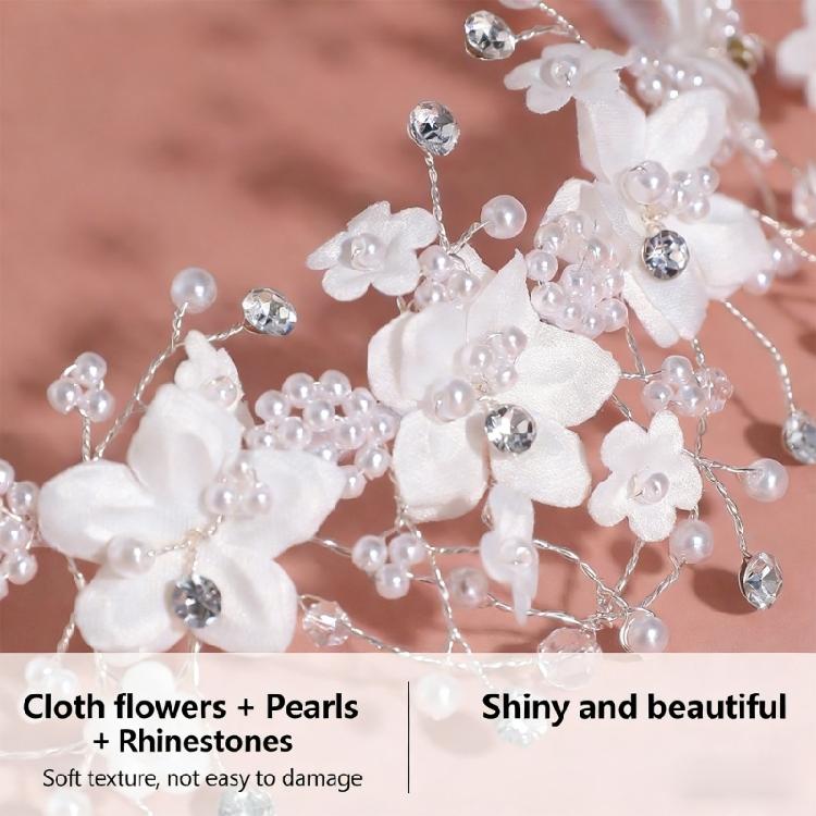 Elegantes Haaraccessoire mit weißen Stoffblumen, Perlen und Strasssteinen – perfekt für festliche Anlässe und als Brautschmuck.
