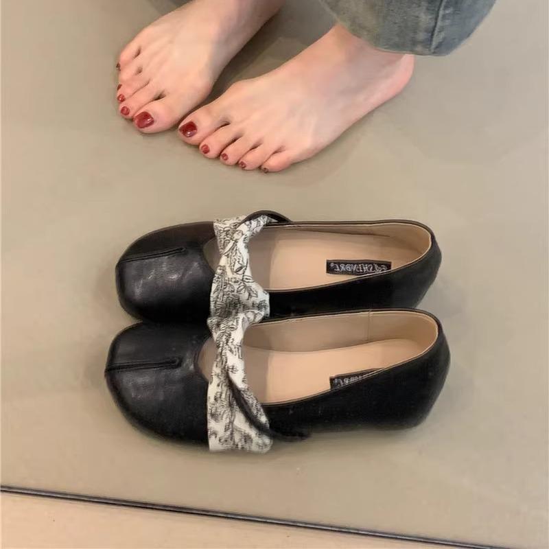 Retro Mary Jane shoes spring 2025 French temperament elegant with skirt round head inner height increase evening shoes single shoes