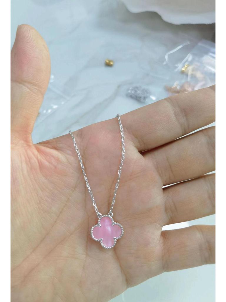 Halskette mit vierblättrigem Kleeblatt, 18 Karat vergoldet, mit Anhänger aus rosenrotem Chalcedon, Achat und weißem Muschelkern für Damen