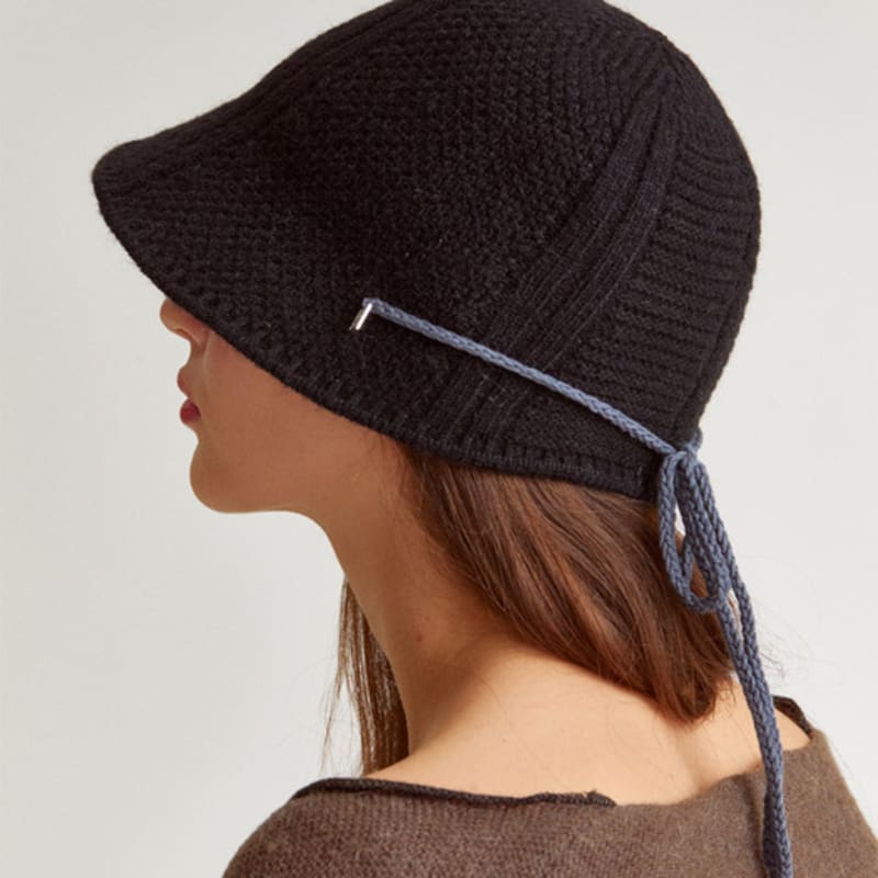 

MERRYMOTIVE Вязаная шапка-боне с завязками из ленты (черный) Black