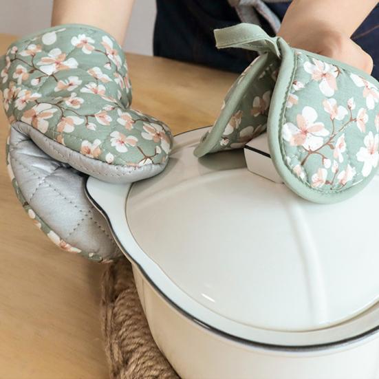 1Pc Insulated Glove Hanging Ring High Temperature Resistance Heart-shaped Hand Clip Insulation Pad for Bakery Shop