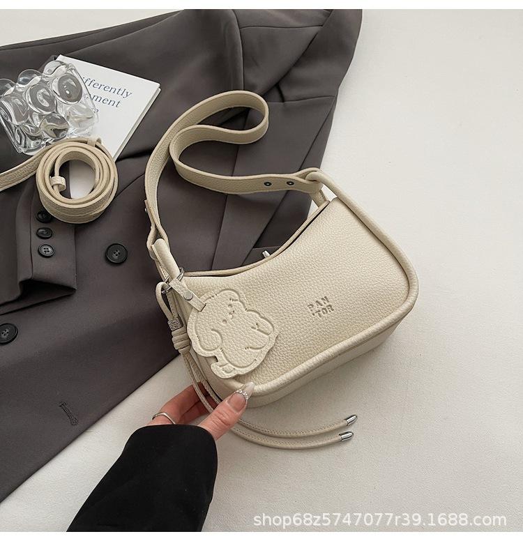 Korean version of simple fashion sense messenger small square bag women 2025 spring new commuter portable versatile small bag