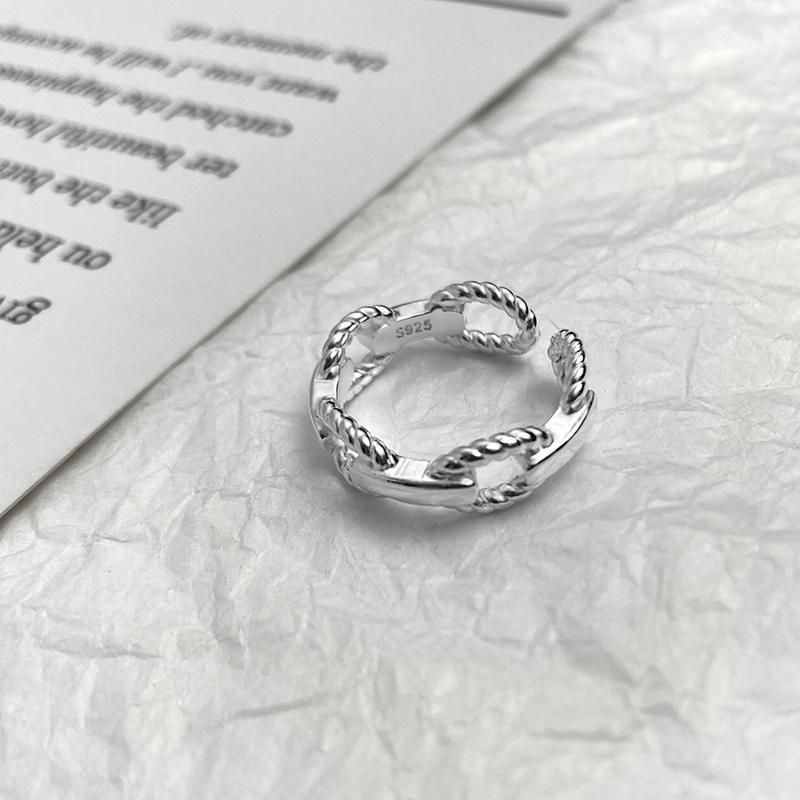 

Геометрическое полированное неровное кольцо из металла с цепочкой в виде сердца