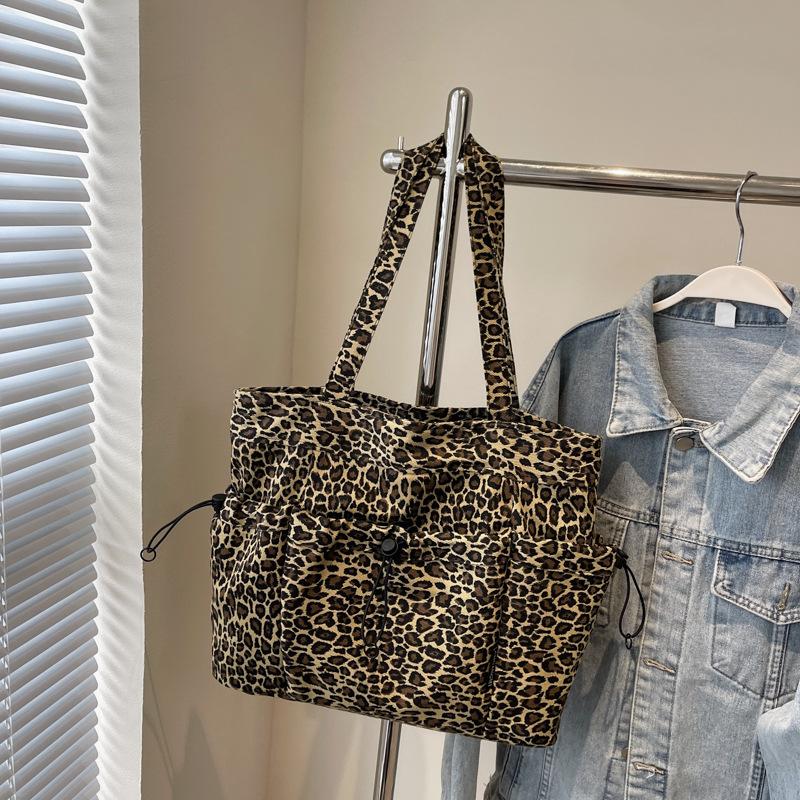Large capacity leopard print fashion shoulder bag women's new simple personalized tote bag large shopping bag versatile travel bag