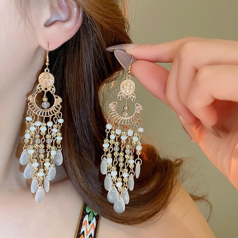 Boho náušnice s třásněmi z peří: Unikátní tkané dlouhé visací doplňky pro ženy