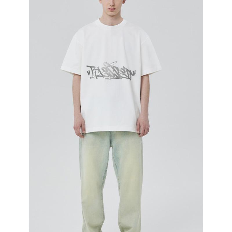 Nadměrné bílé tričko s grafitti potiskem v roztrhaném stylu, ležérní streetwear top pro muže a ženy