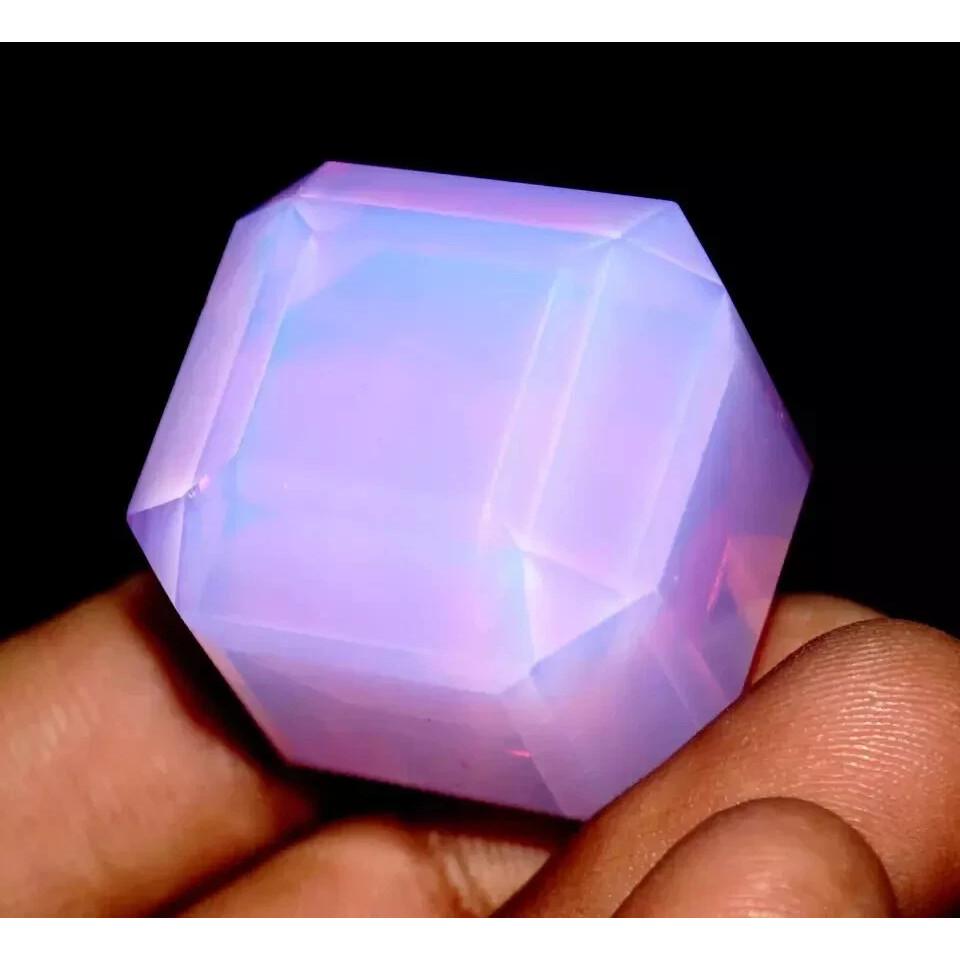 Doğal Pembe Opal 120,5 Karat Küp Kesim Sertifikalı Çarpıcı Serbest Değerli Taş
