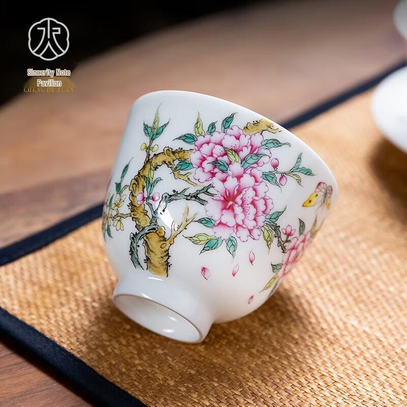 Chengdexuan Jingdezhen Hand-Painted Famille Rose Master Teacup