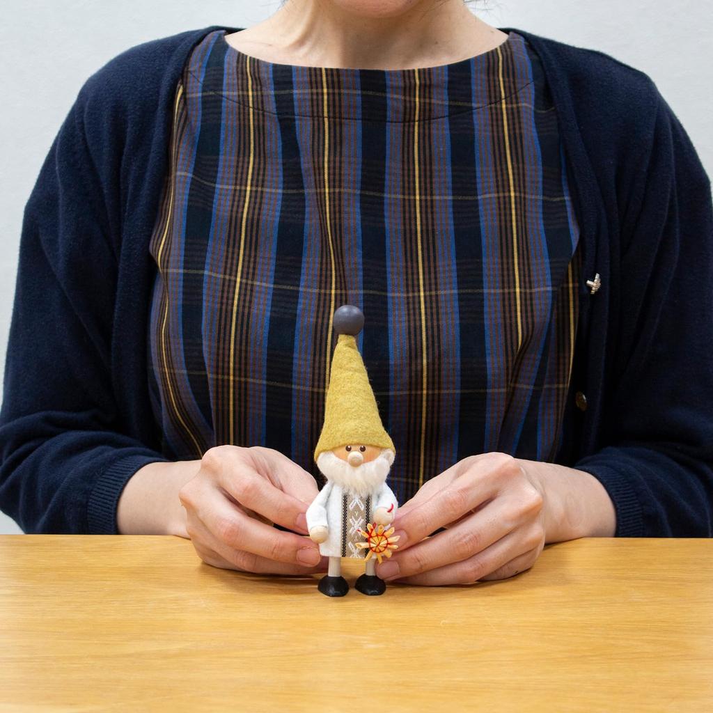 NORDIKA nisse Jul Trädocka Tomte som Håller Halmprydnad av Jule Hygge
