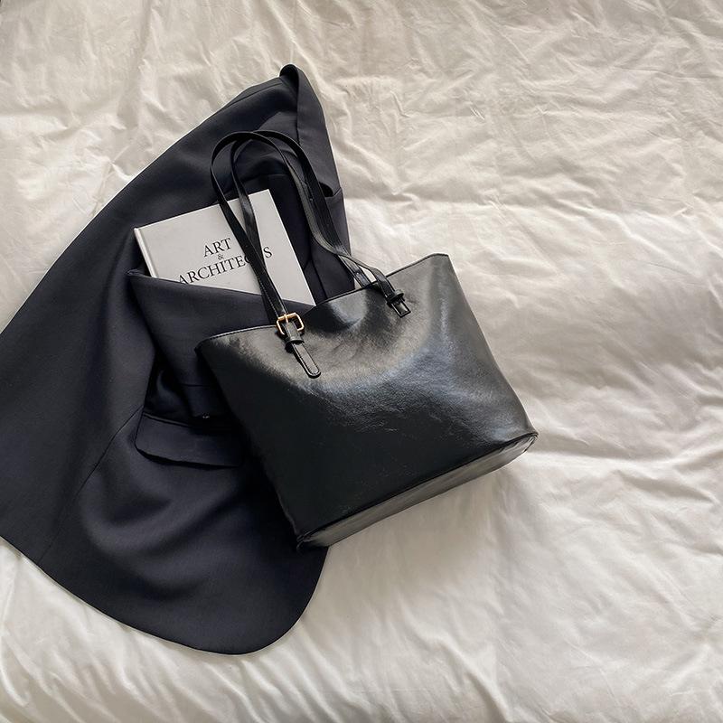 

Модная сумка-багет большой вместимости женская 2025 новая сумка через плечо высокая ценность нишевая универсальная сумка-тоут