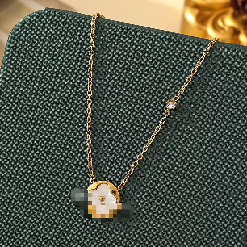 18K Gold-Plated Titanium Four-Leaf Clover Bracelet - Versatile, Non-Fading, Light Luxury Fashion with Shell Accents