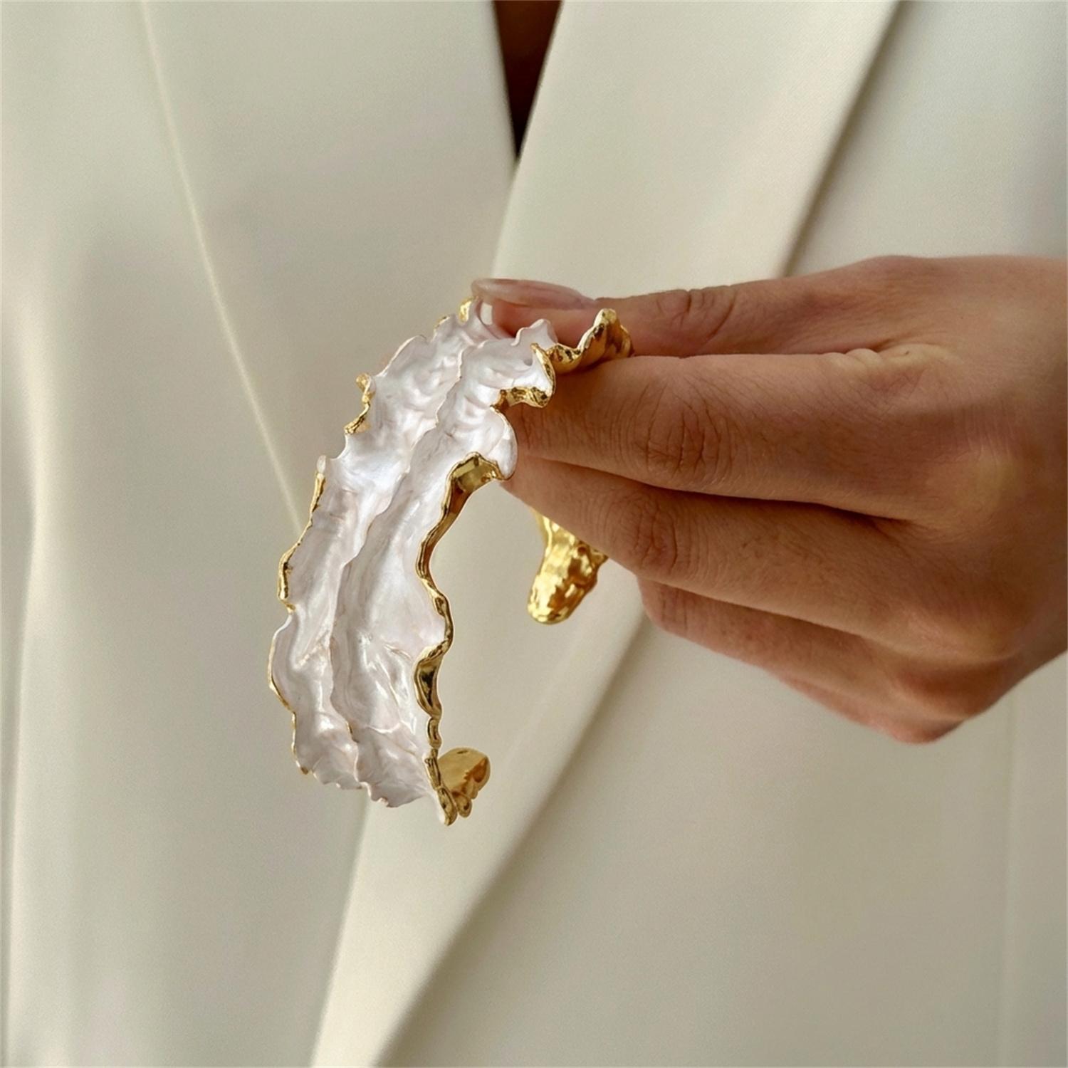 

Vintage Punk Irregular Geometry Twisted Open Bangle for Women Hip Hop White Enamel Wide Chunky Bangle Cool Girl Party Jewelry
