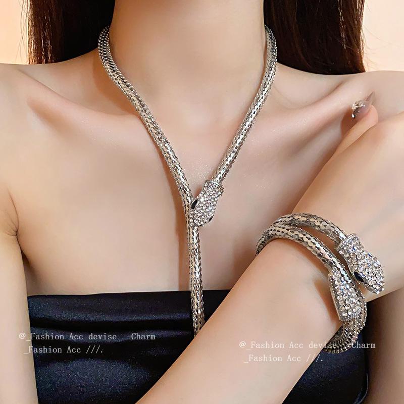 Collana magnetica Meier Serpentine incastonata di diamanti, catenina per clavicola dal design di nicchia minimalista