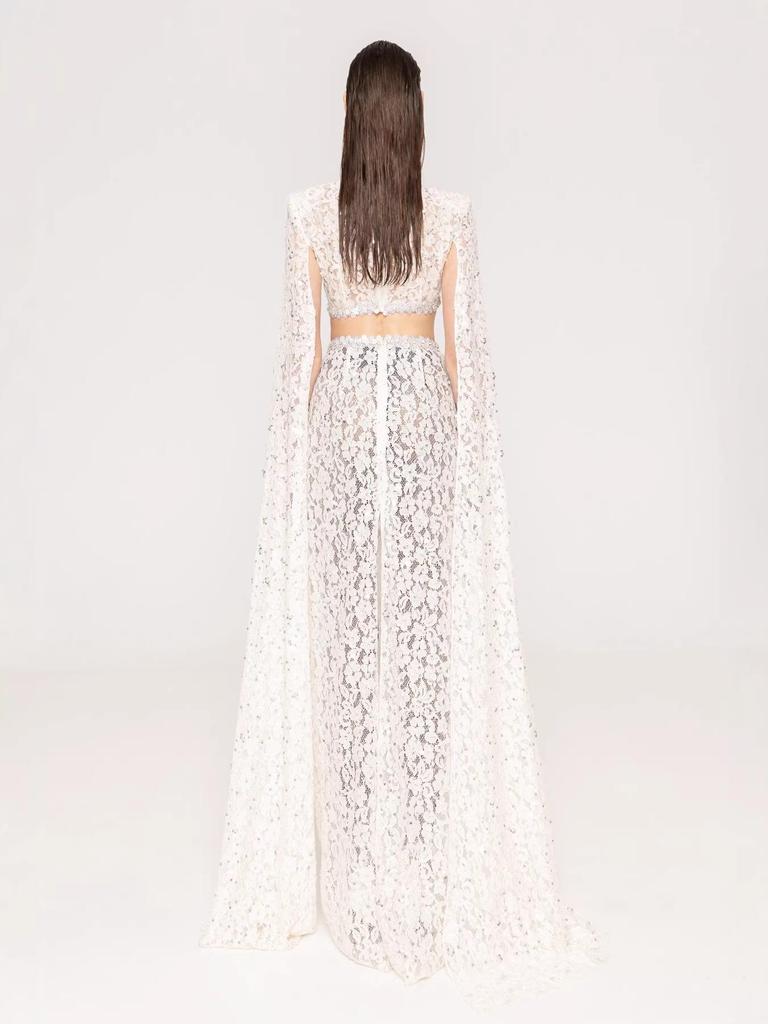Elegante Vestido Blanco de Encaje con Cuello Alto, Mangas tipo Chal y Cintura Calada