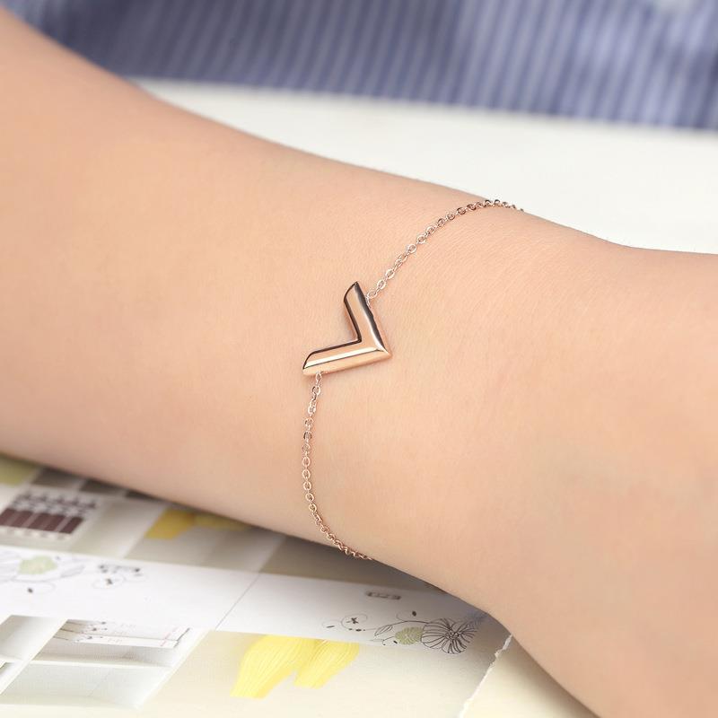 2024 Elegant Gold V Letter Necklace for Women - Summer Light Luxury Clavicle Chain, Tarnish-Resistant Tanabata Edition.