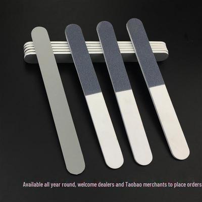 Třístěnný pilník na nehty odolný proti opotřebení: Spot Tenké lešticí proužky v černé, bílé a šedé barvě.