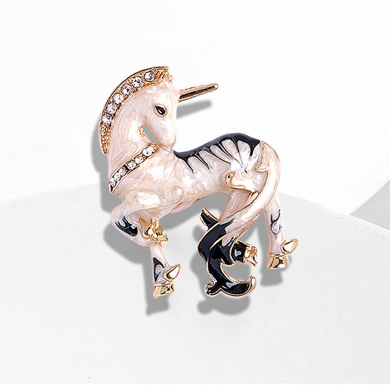 Retro temperament Versatile white horse brooch Unicorn, suit clothing animal cartoon metal one-word pin