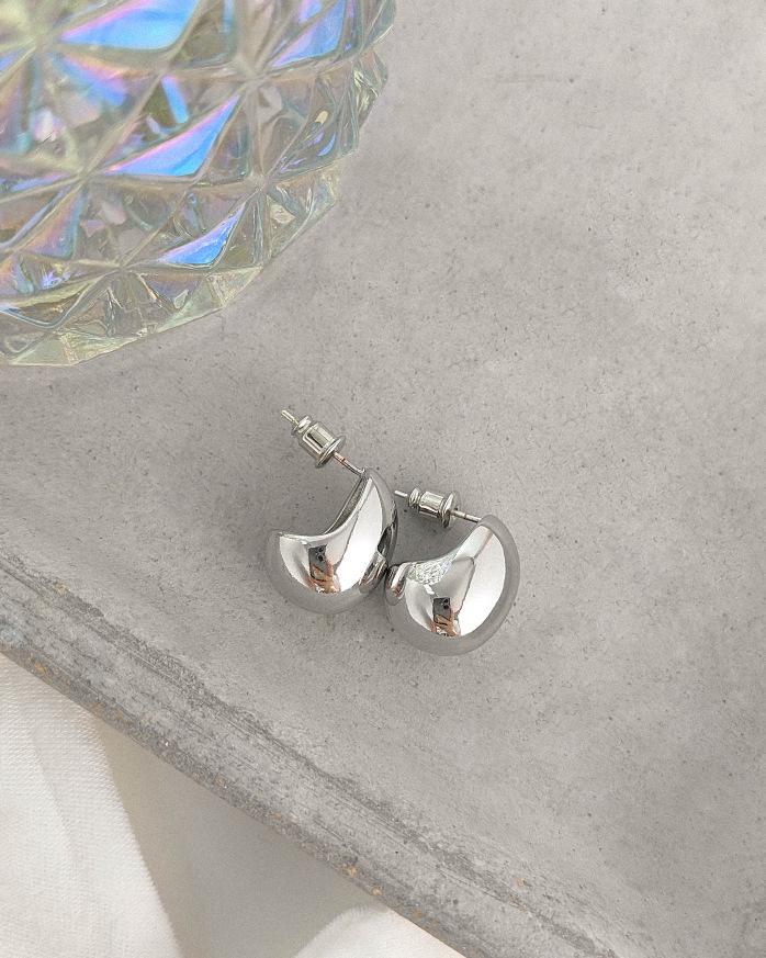 

Корейские массивные серьги-пусеты в форме овальных и каплевидных металлических бобов серебряный