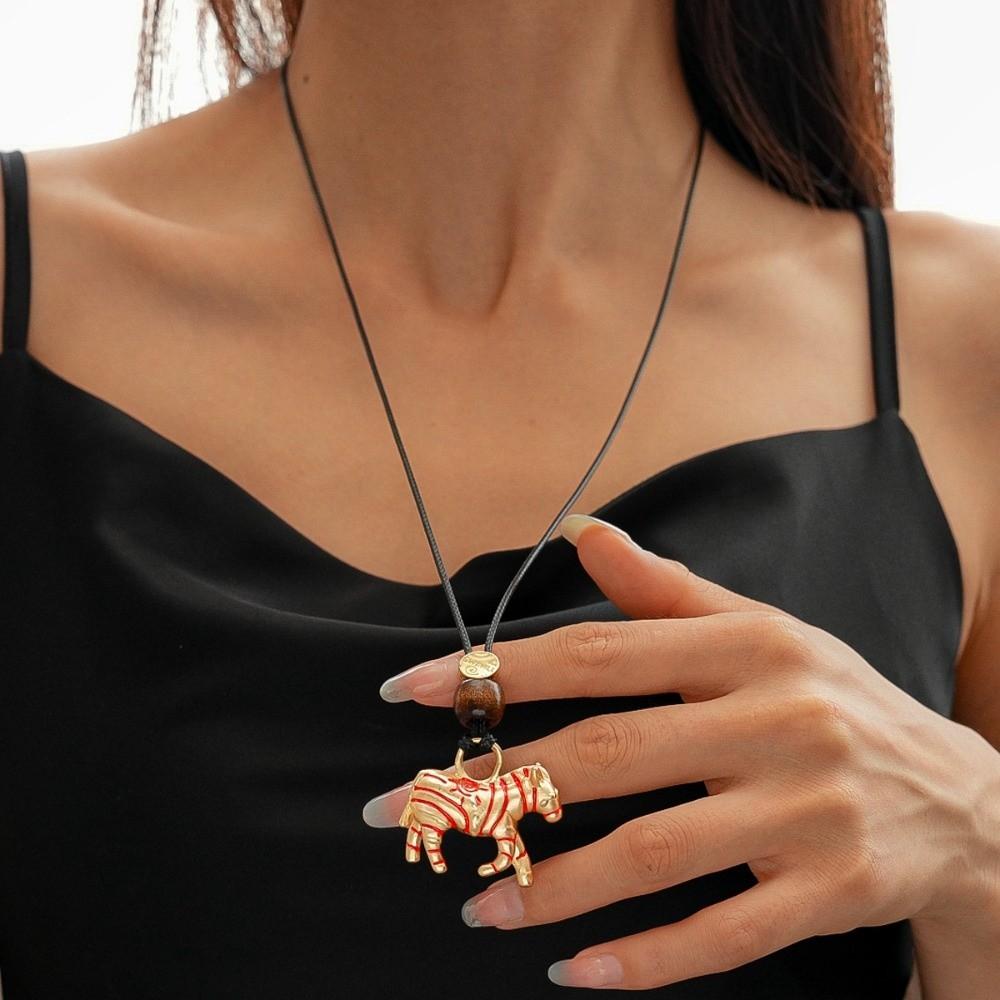 Collier Choker Cartoon Zinc Alliage de Zinc Pendentif Cheval Collier Chaîne Pull Style Ethnique Festival du Printemps Chinois