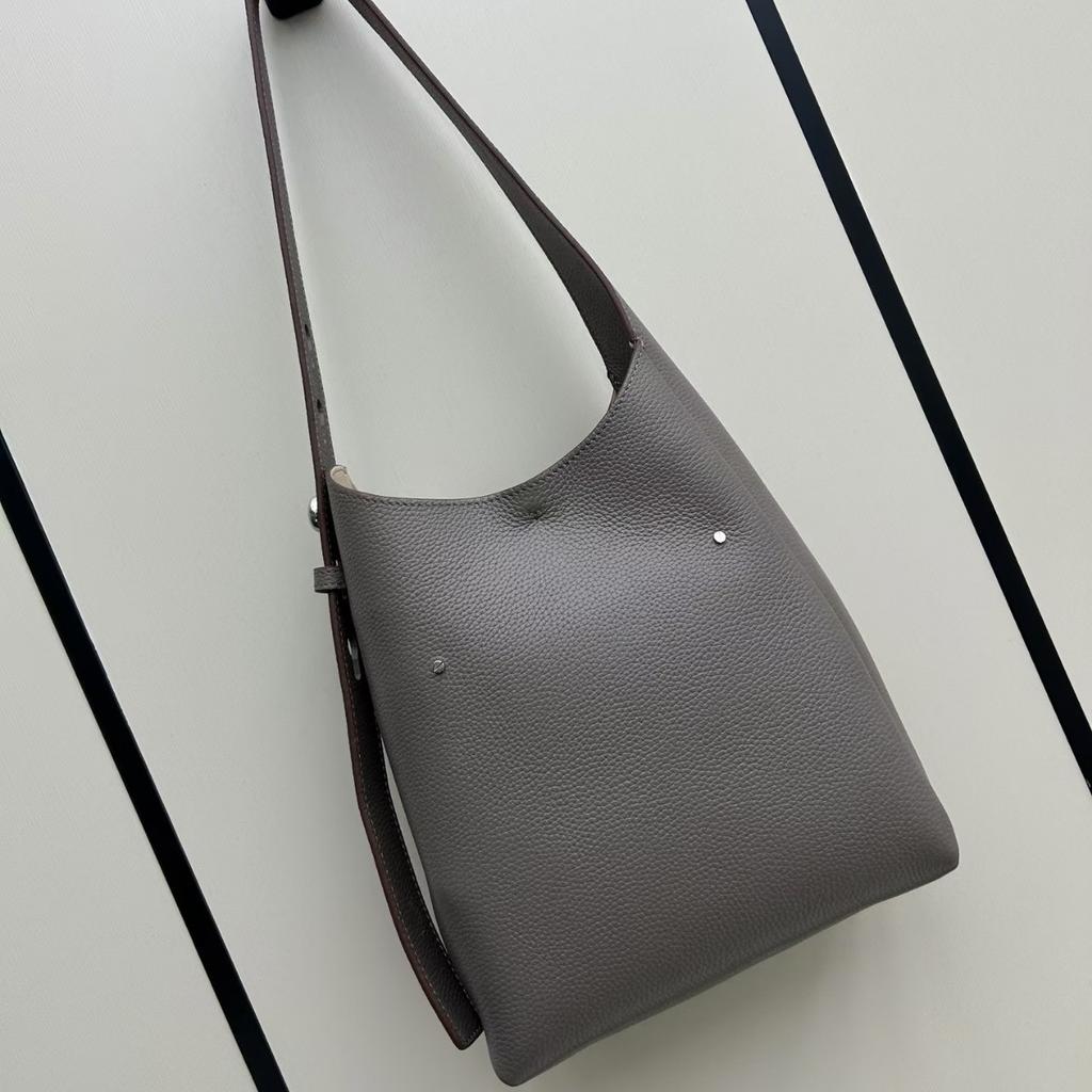 The first layer of cowhide popular soft leather bag, women's 2025 new fashionable and simple bucket bag versatile ins shoulder handbag