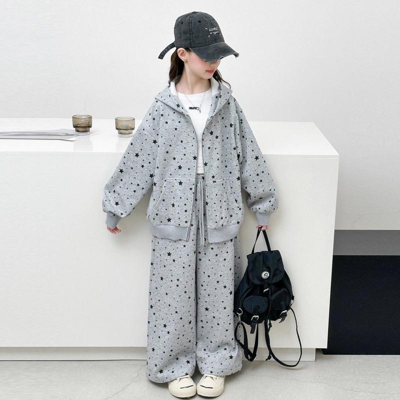 

Модный комплект для девочек весна-осень 2025: Повседневная куртка с принтом и широкие брюки 170 cm серый