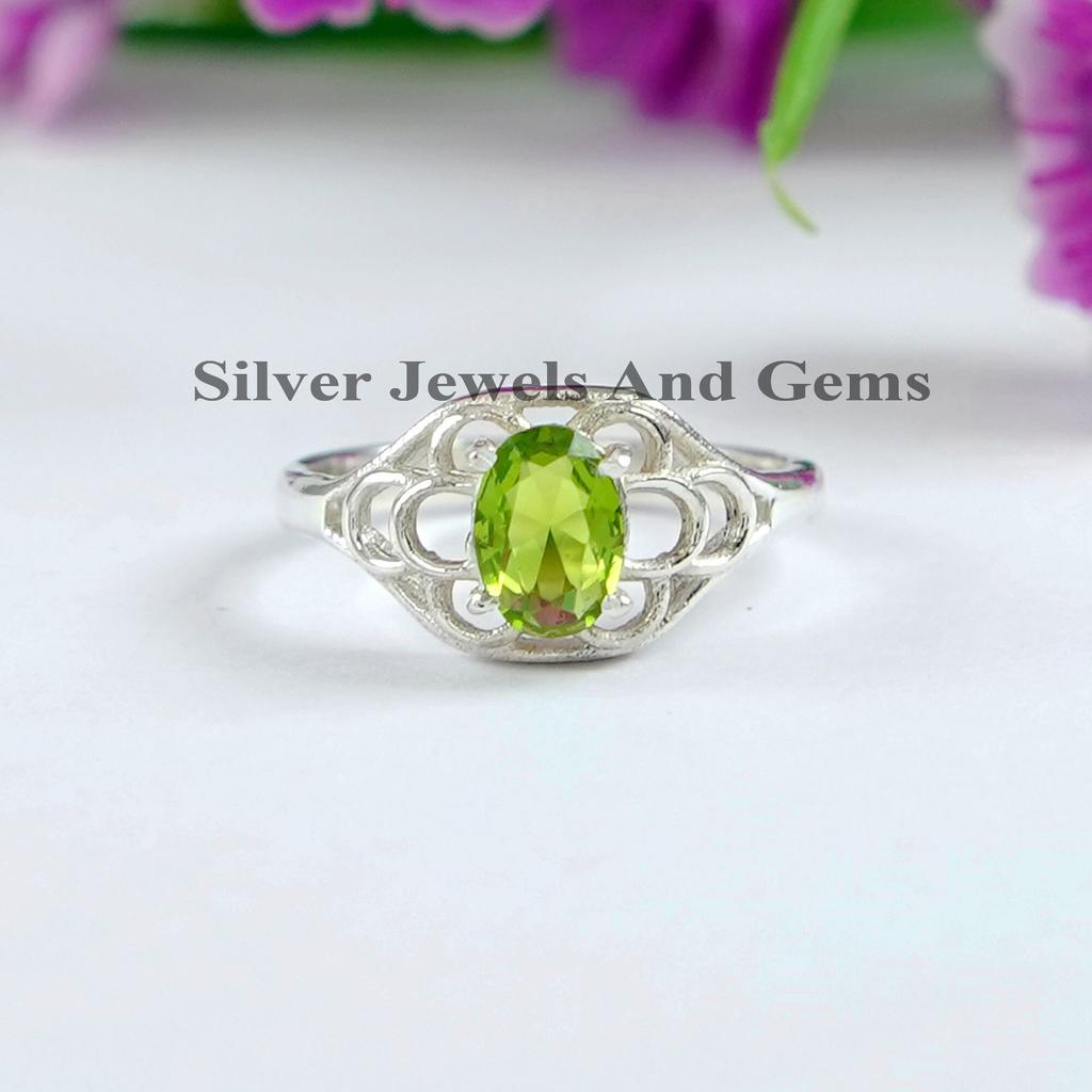 Natürlicher Peridot Ring, Zarter Ring, Handgefertigter 925 Sterling Silber Ring, Ovaler Peridot Designer Ring, August Geburtsstein, Krappenfassung Ring