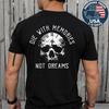 Auf der Rückseite mit Erinnerungen, nicht mit Träumen Totenkopf Motivations-T-Shirt Unisex T-Shirt