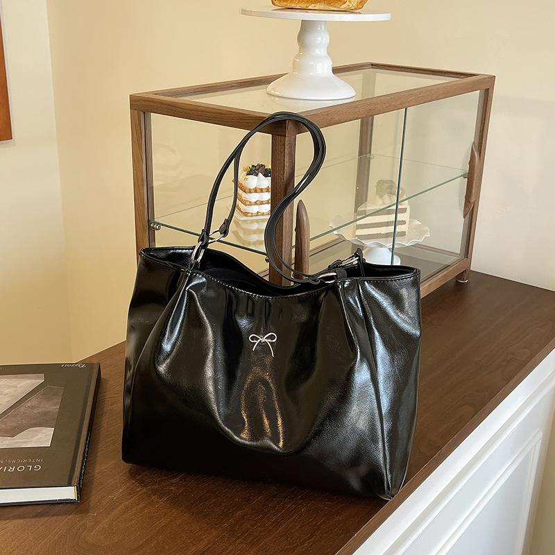 

Нишевая мода, шоппер из масляной кожи большой вместимости, женская новая персонализированная сумка через плечо для поездок на работу, простая однотонная чёрный