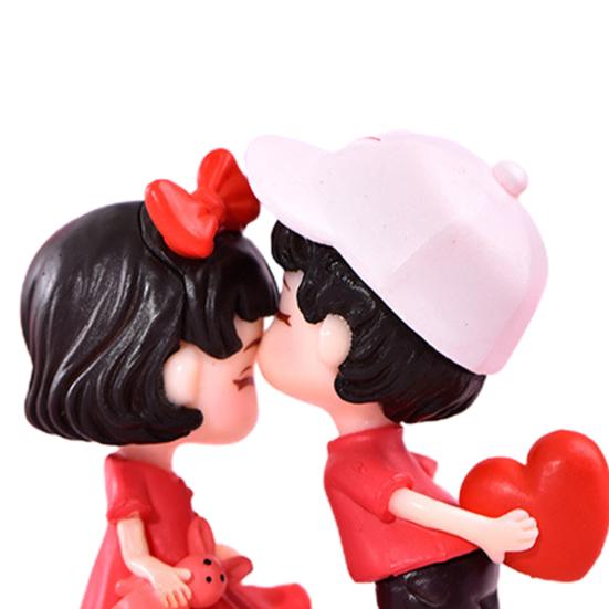 2Pcs Couple Sculptures Adorable Sweet Expression Sportswear Decorative Vivid Little Boy Girl Kiss Statues Wedding Decoration