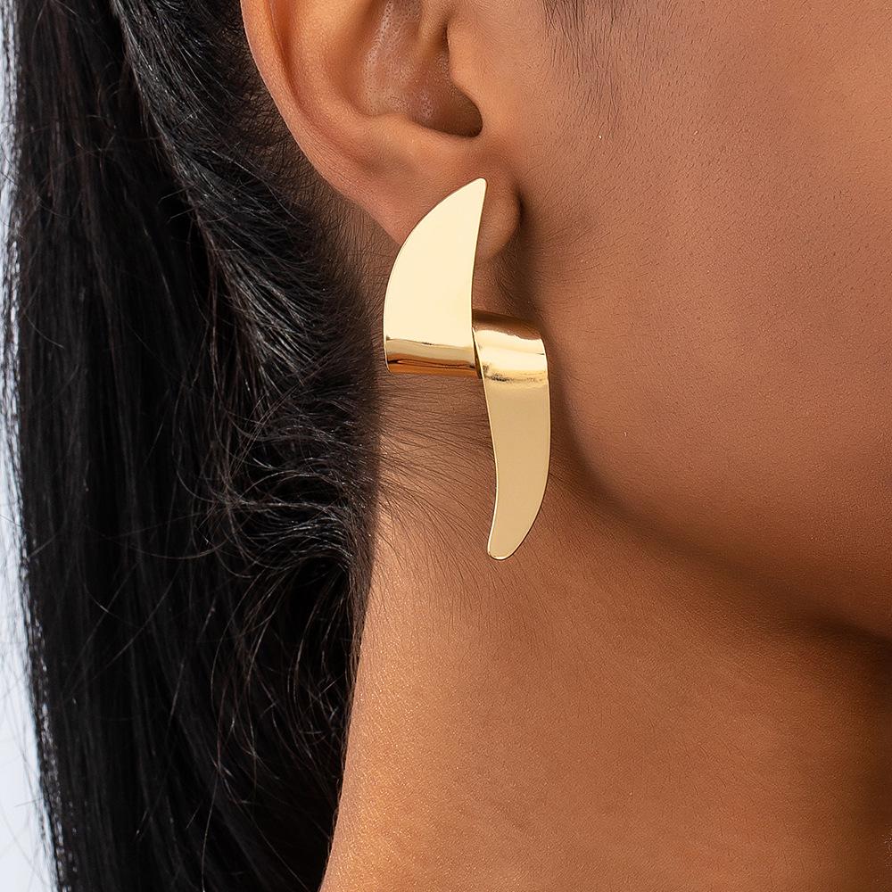 Trendy European & American Twisted Glossy Spray-Paint Earrings for Women, Japanese & Korean Style, Simple & Fashionable Studs