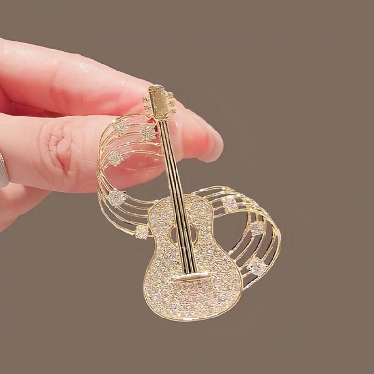 Spilla alla moda in lega d'oro a forma di strumento con strass Spilla a forma di chitarra Comoda da indossare Spilla da petto Accessorio per abbigliamento